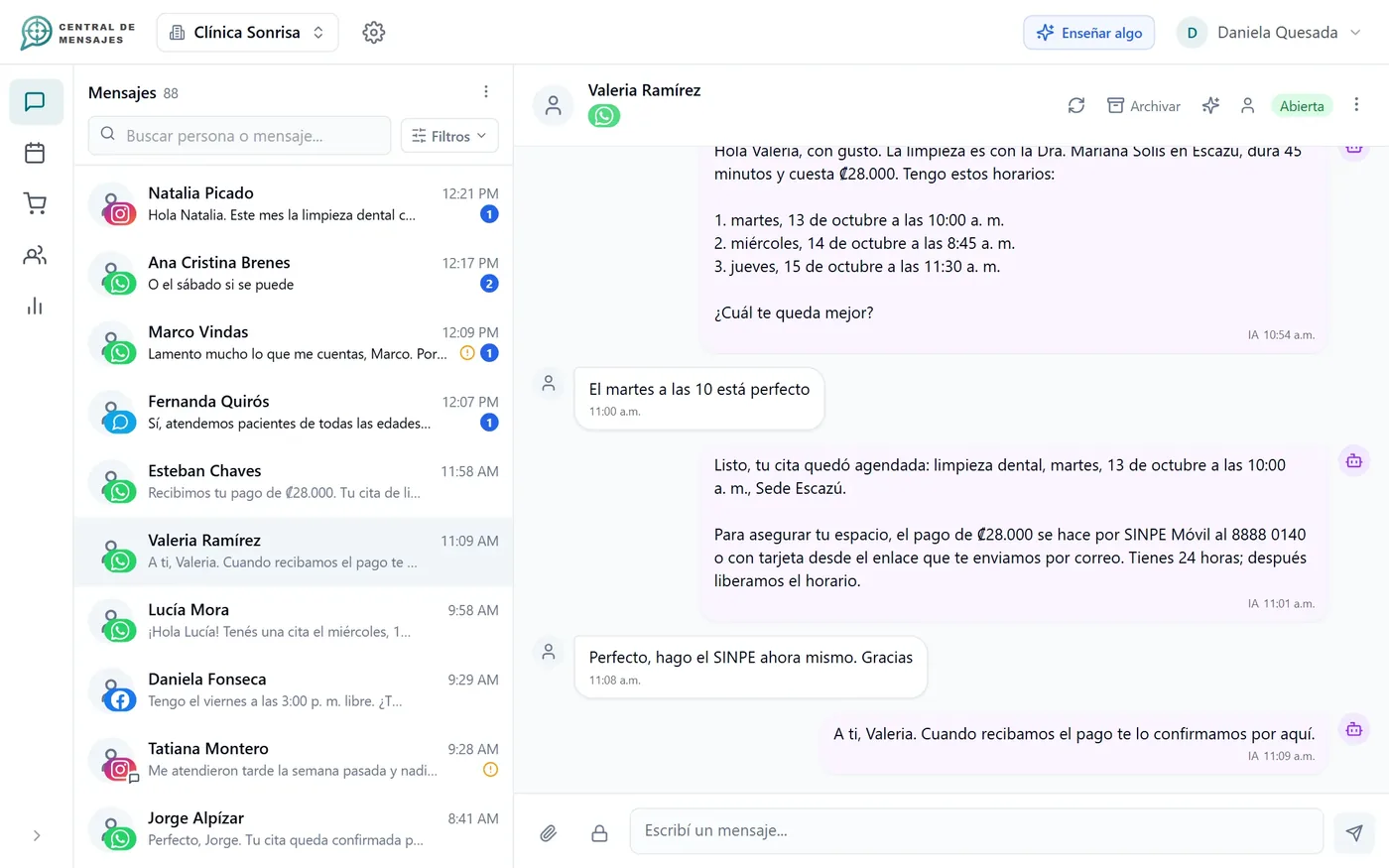 Conversación en la que la IA ofrece horarios, agenda una cita y propone pagar por SINPE o tarjeta